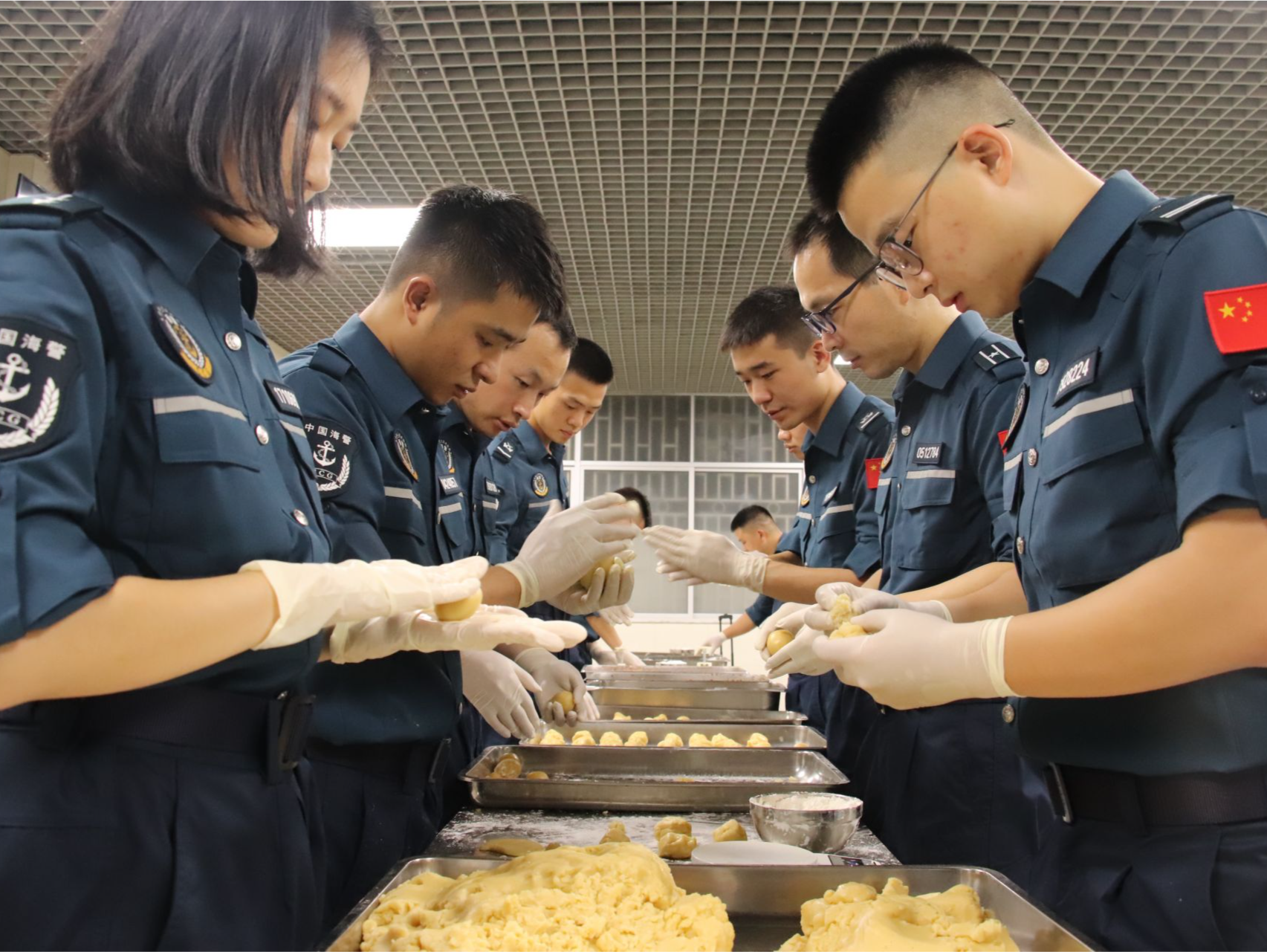 一味一礼皆是情 ，深圳海警自制月饼迎“双节”