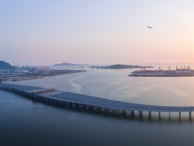 深圳大铲湾码头出口首批大型登机桥