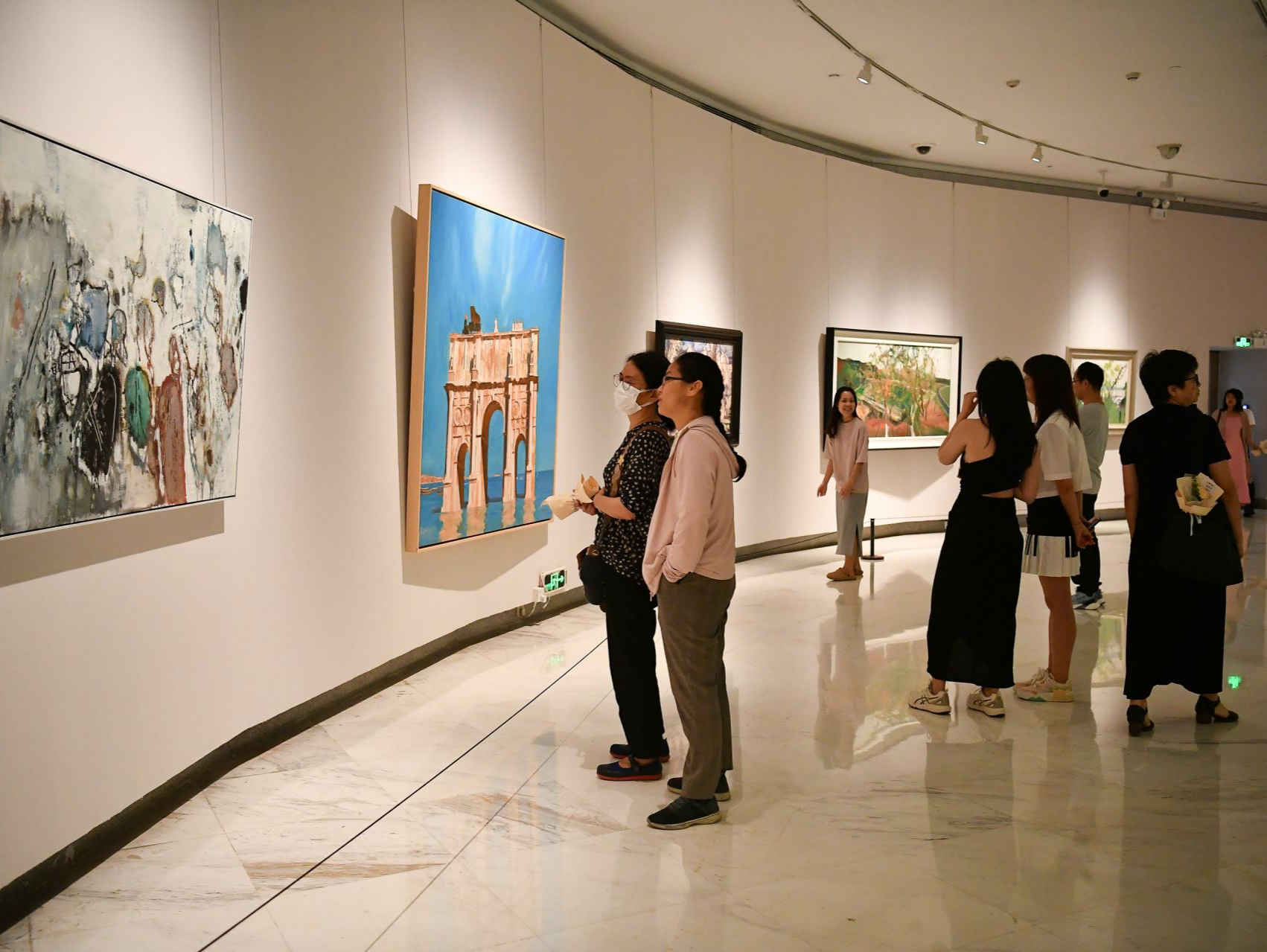 深圳各美术馆、艺术机构推精彩展览，吸引观众以鲜活生动的艺术方式打开假期