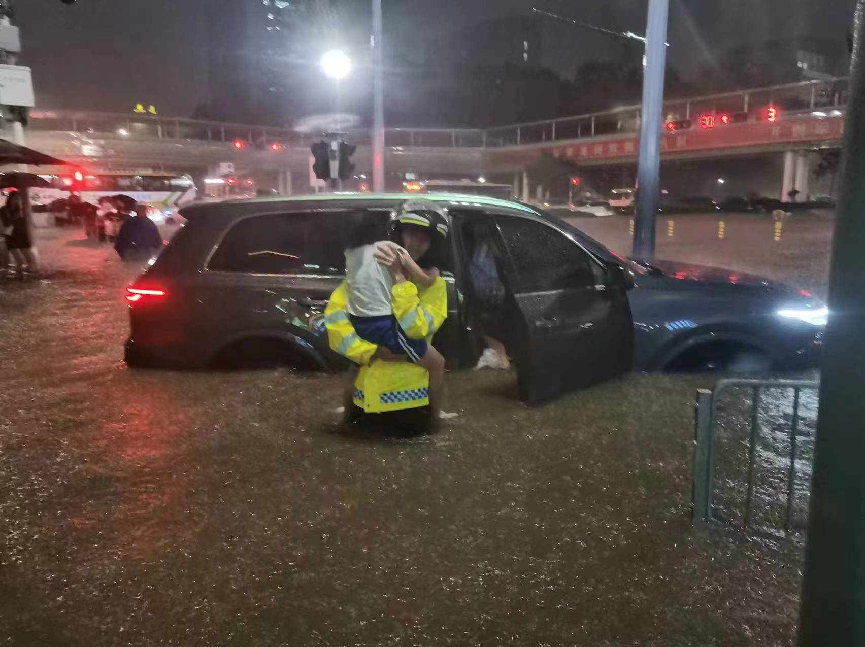 受强降雨影响不少车辆遭遇“泡水”！怎么办？这份手册帮到你→