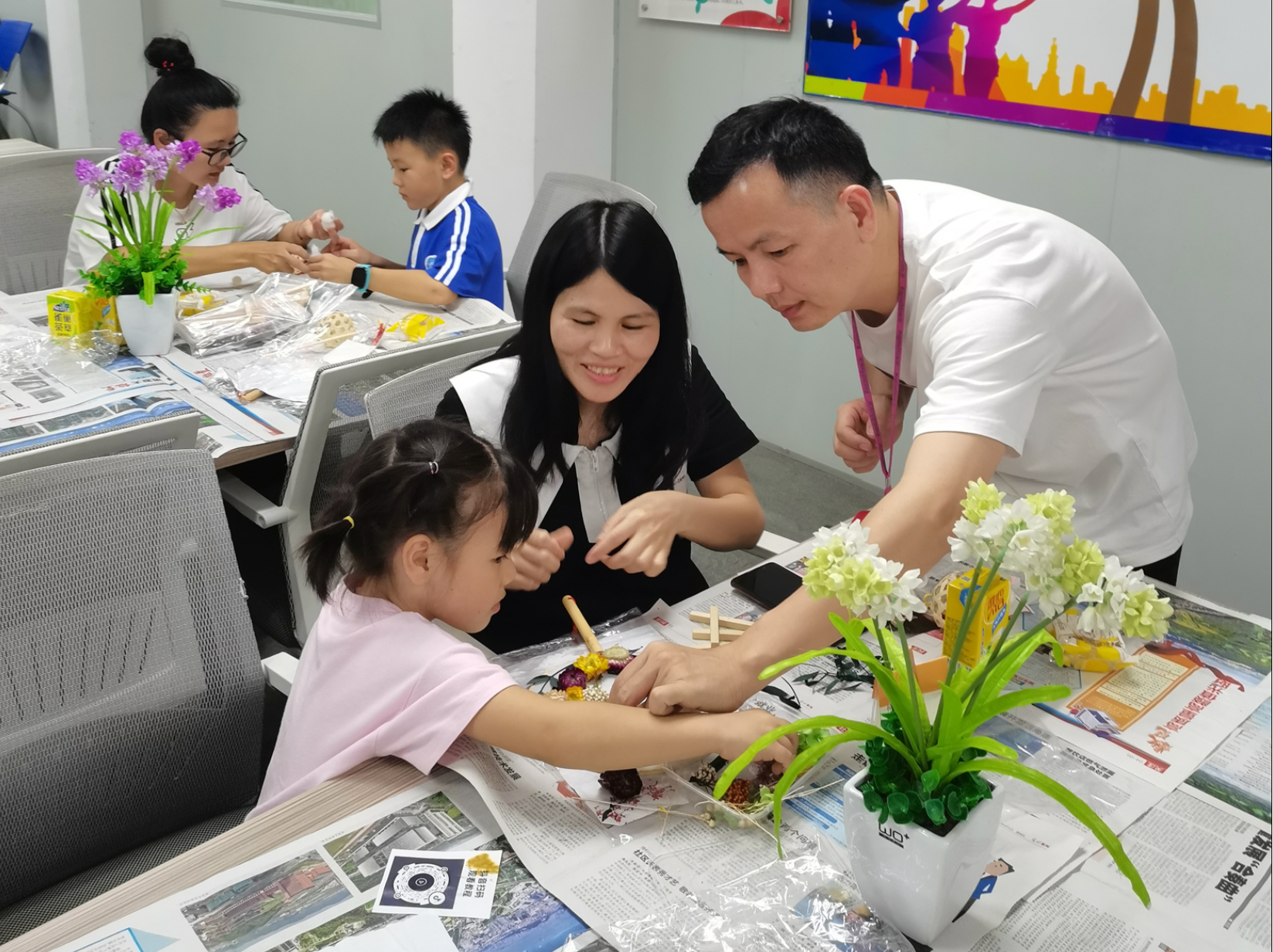 玉塘街道居民喜迎中秋佳节制花灯、诵古诗