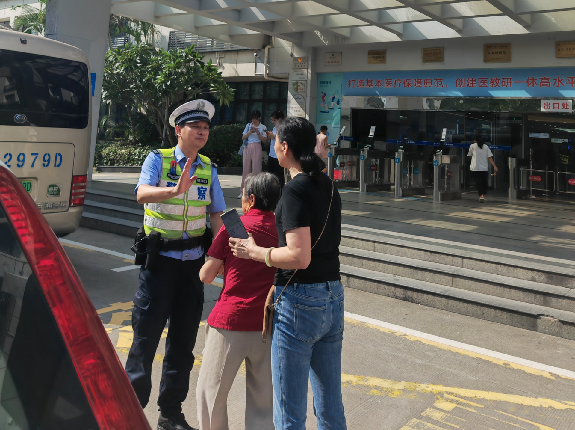 深圳交警快速排查故障，护送两名乘客快速就医