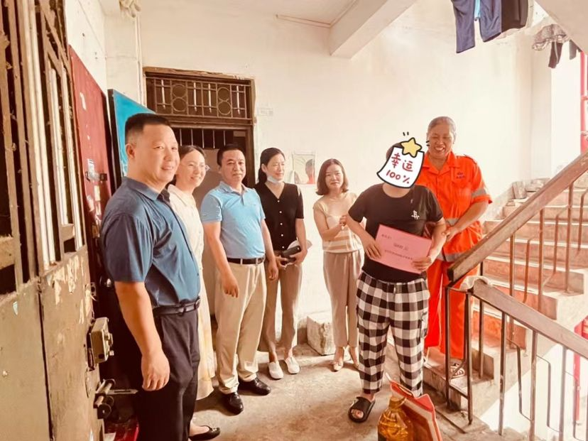 盐田区残联：爱心助残情系民 群众感恩送锦旗