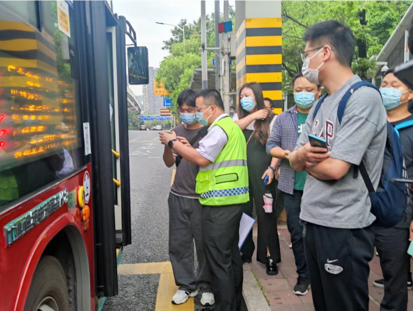 又是一年开学季，东部公交为学子助力保安全