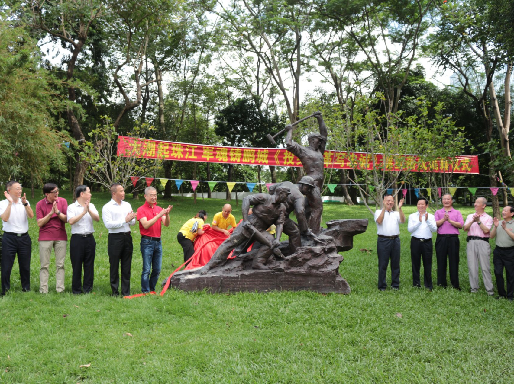 纪念基建工程兵集体转业深圳40周年，主题雕塑在深揭幕