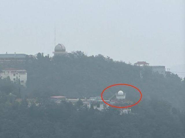  图中白色球状体建筑为七星天文台