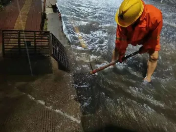 全市同心防御强暴雨，有序恢复城市秩序