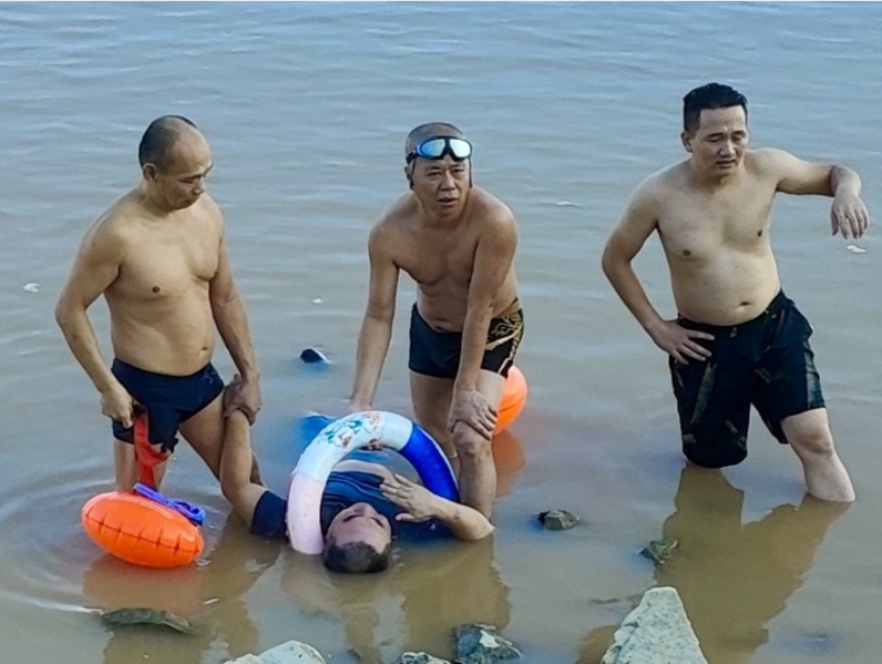 一男子落水生命垂危，三市民合力救援助其脱险