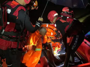 台风致深汕合作区多地积水，消防员连夜转移受困居民