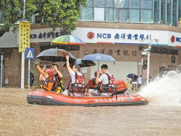 众志成城战暴雨 恢复秩序保运转