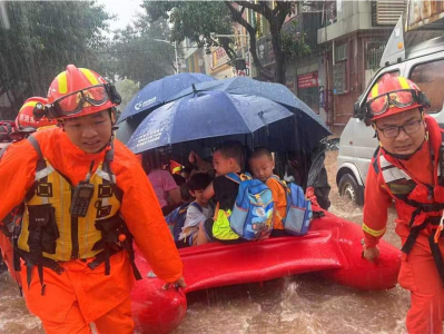 强降雨致一幼儿园内涝400余名师生被困，深圳消防紧急救援