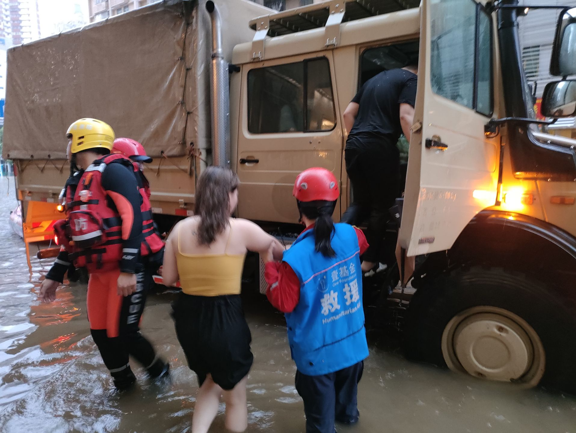 暴雨积水阻断出行路，深圳公益救援队紧急解救被困群众