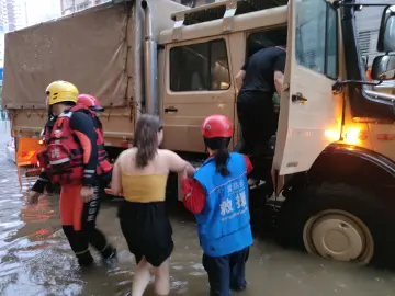 暴雨积水阻断出行路，深圳公益救援队紧急解救被困群众