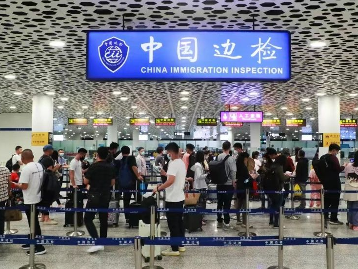 双节将至 客流攀升，深圳机场边检全力以赴保畅通护稳定