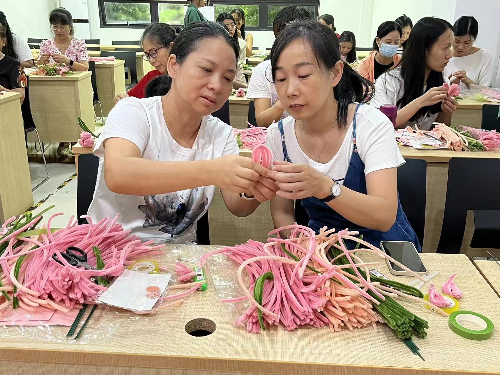 “以花寓廉 涵养清廉家风”——朗下社区开展党风廉政宣传手工制作活动