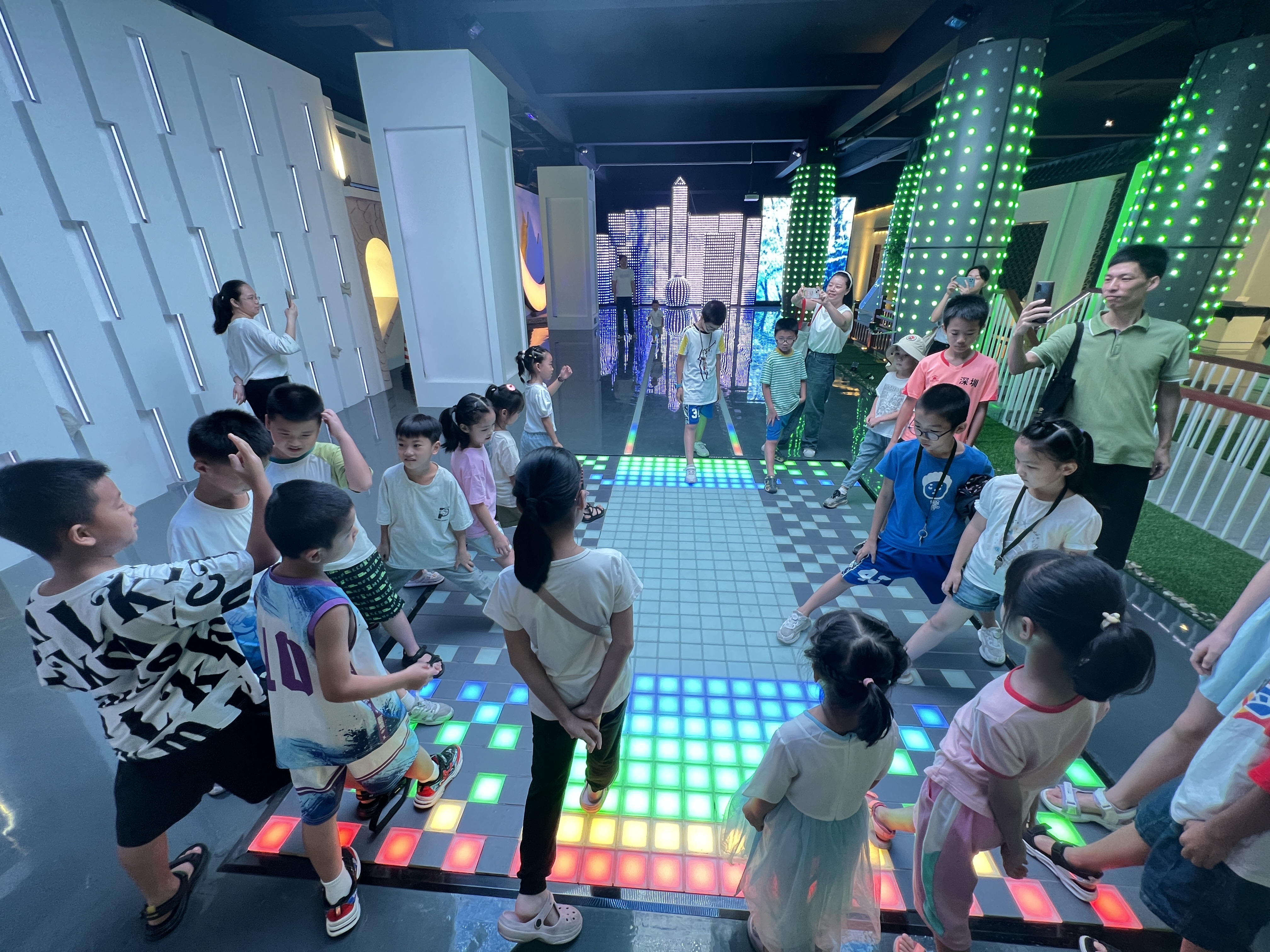 塘家社区青少年走进高科技企业领略科技魅力