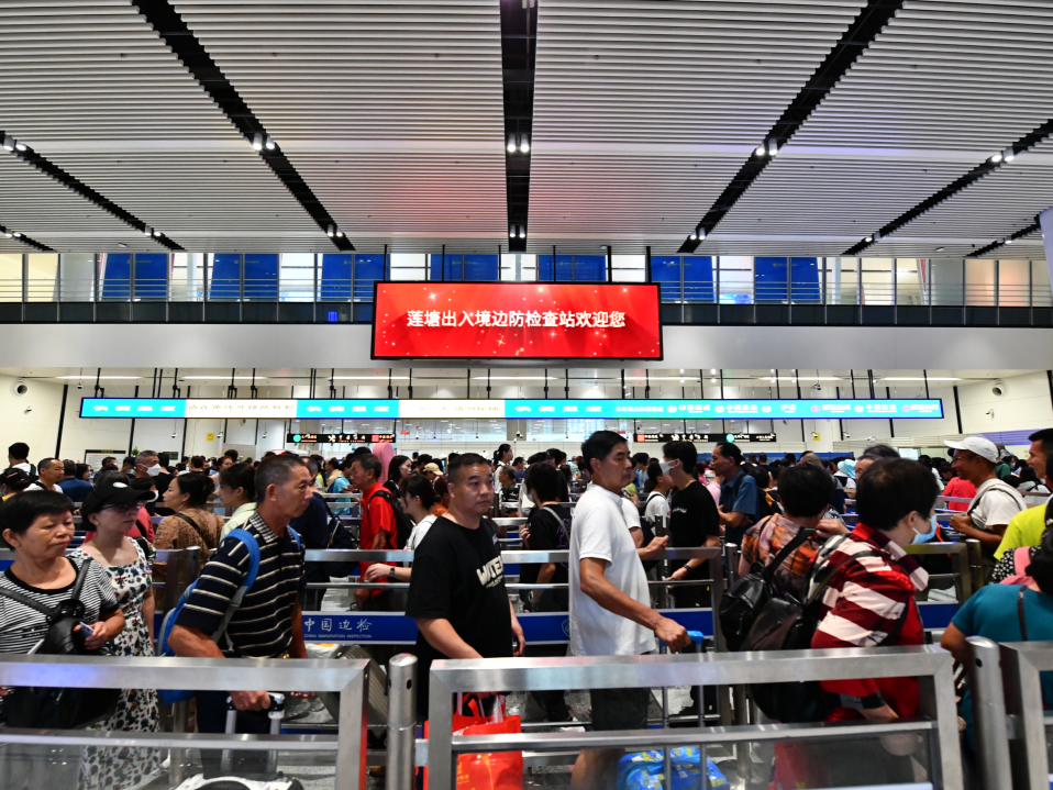 深港“双向奔赴”持续升温！暑期深圳出入境客流量保持高位运行