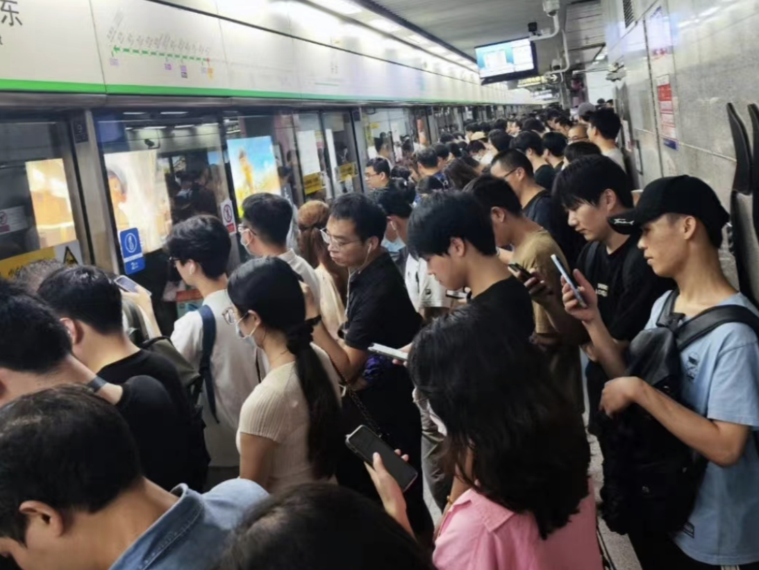 “苏拉”来袭，深圳地铁站记者直击：人多而有序