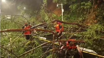 为他们点赞！深圳武警官兵顶洪流翻山越岭救援孕妇老幼