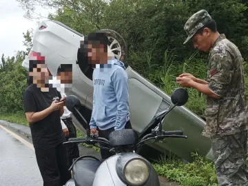抗台风巡逻途中，武警深圳第一支队官兵救起翻倒车辆