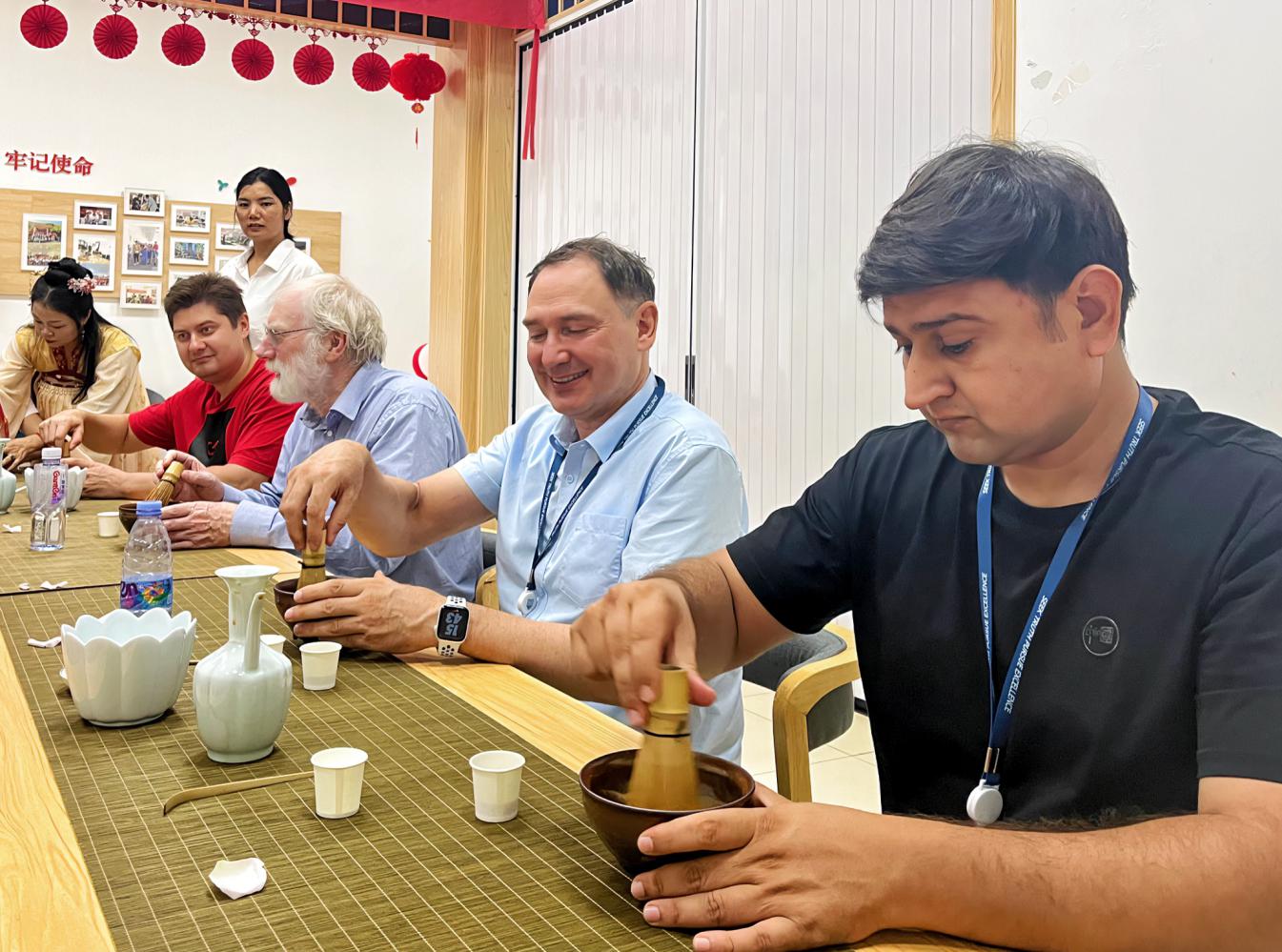 石井街道组织外籍人士品味中式文化