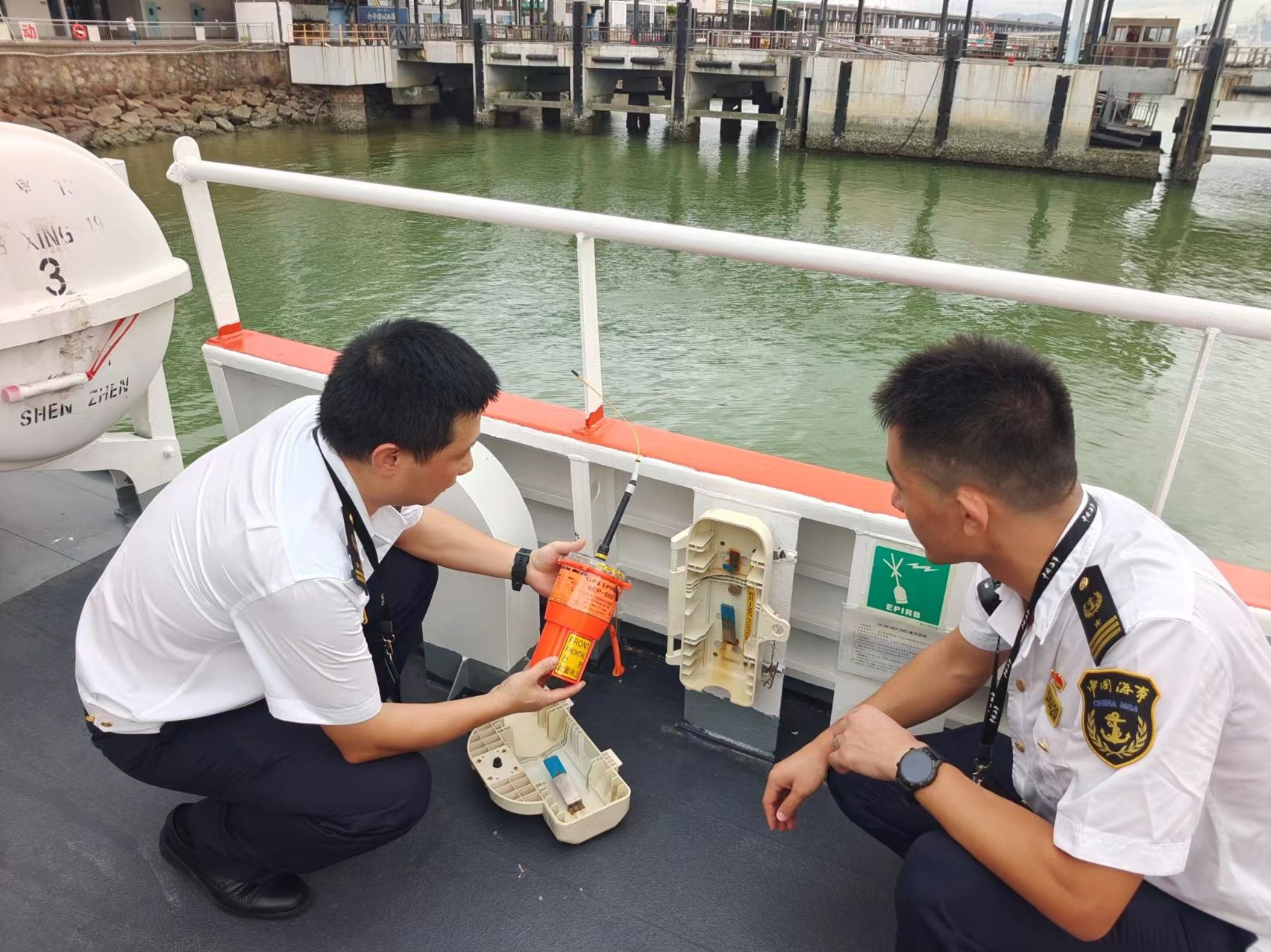 中秋国庆假期首日机场码头迎来客流高峰 深圳宝安海事局全力保障水上客运安全