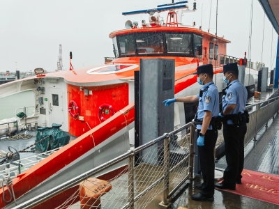深圳机场码头持续降雨 边检民警加强巡查防御 确保市民出行顺畅