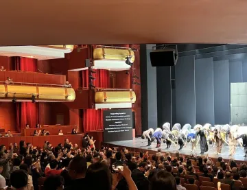 掌声如雷，多次返场！《咏春》新加坡首秀“惊艳”！40多个国家的使节和外交官点赞叫好