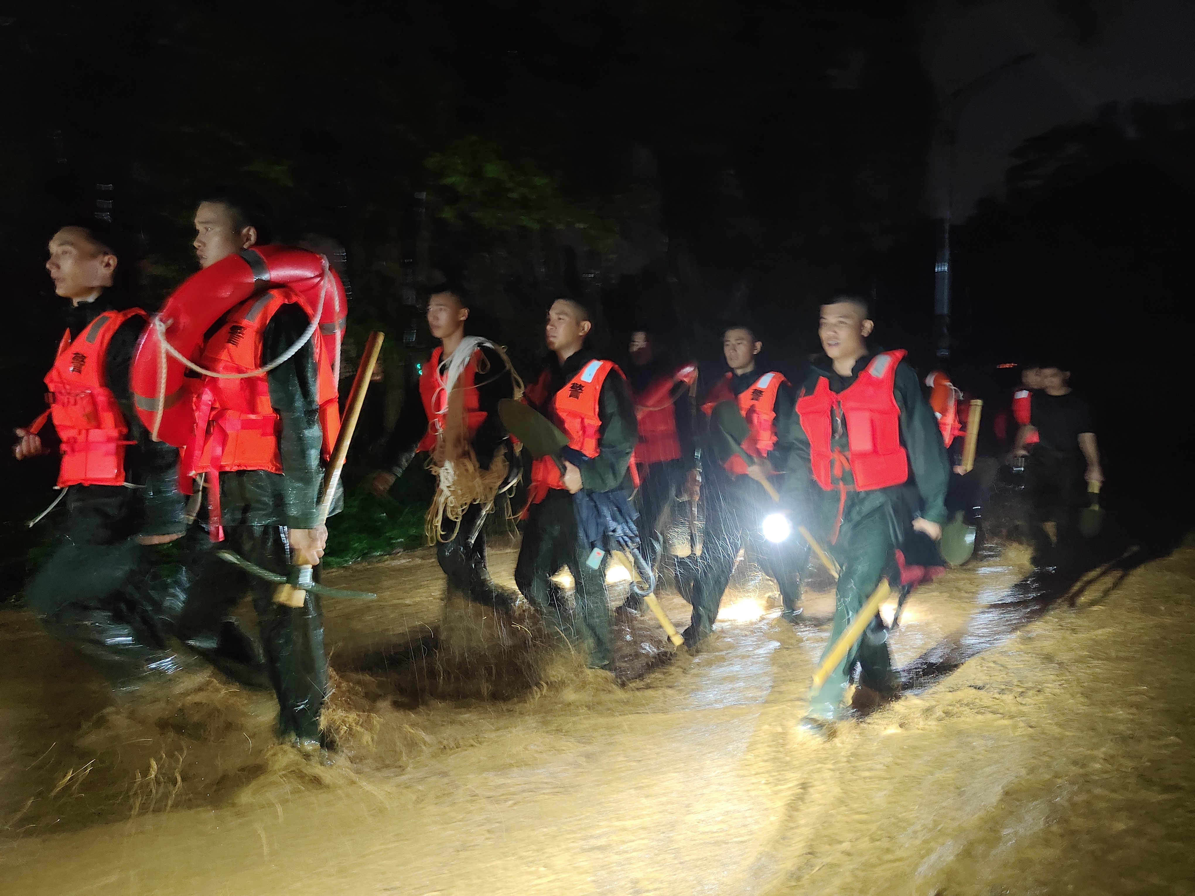 暴雨中“逆行”！深圳武警紧急出动抢险救援