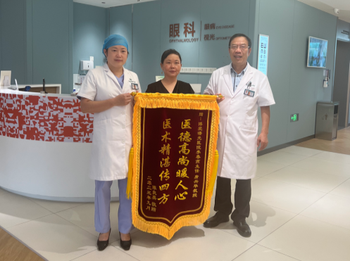女子高度近视1900度并发白内障，一台手术解决两大困扰
