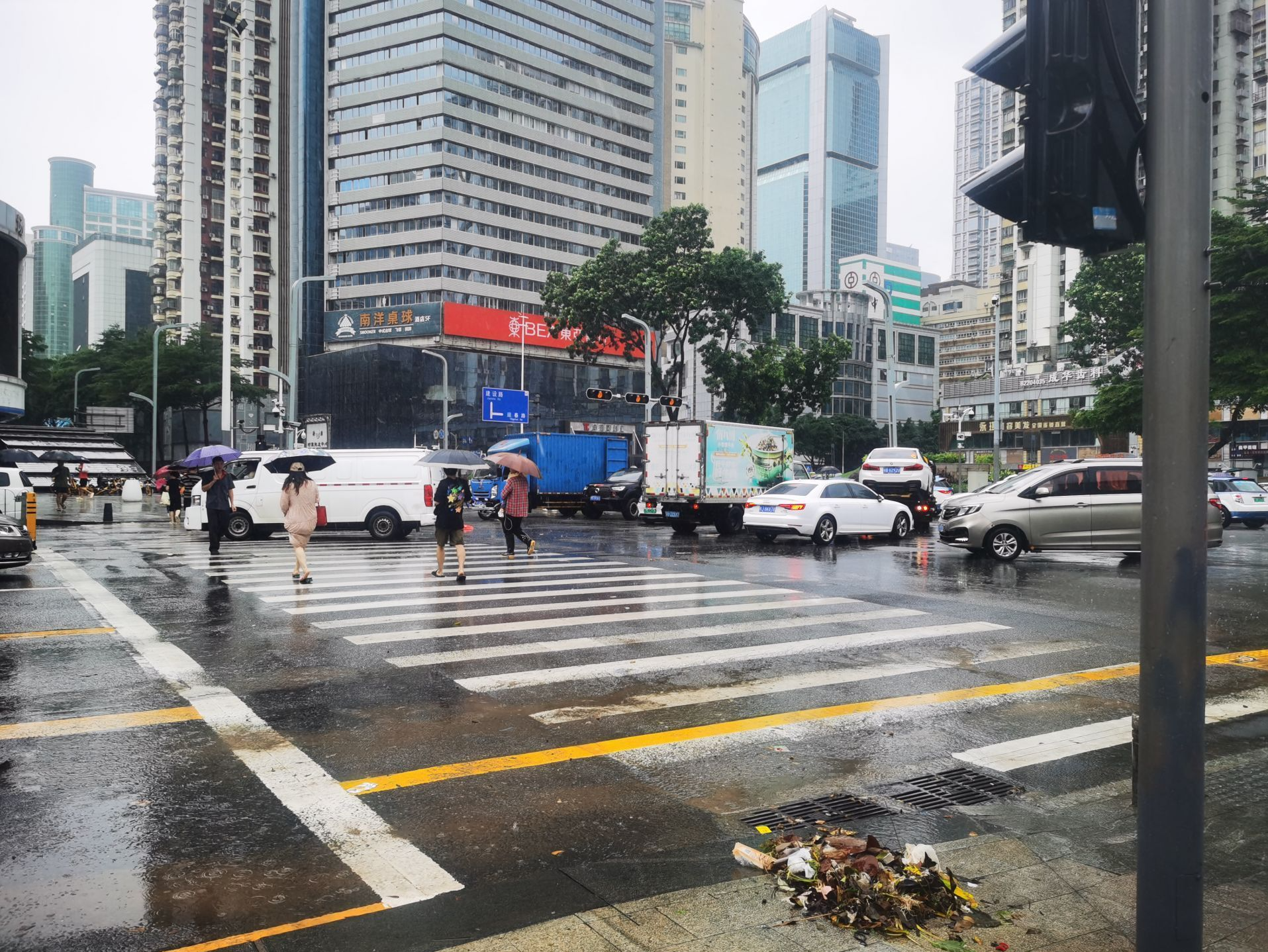 罗湖区国贸附近路面交通恢复正常