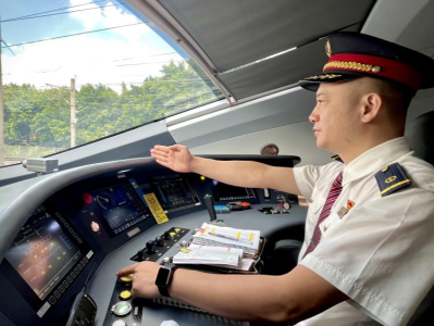广汕高铁首发司机曾东锋：能见证铁路高速发展，我倍感自豪