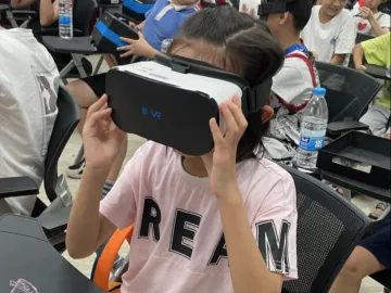 滨河社区开展青少年VR沉浸式科普课堂