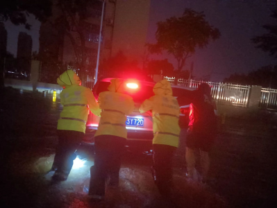 暴雨突袭，“警”急排险！光明警方安全转移两名九旬老人