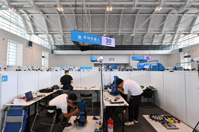 选手在国家会展中心（天津）参加移动机器人项目的比赛。新华社记者李然摄