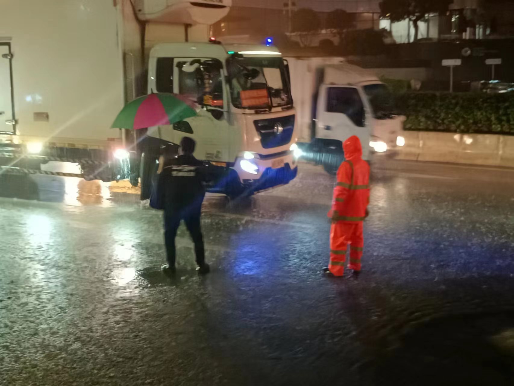 （罗湖，创享东晓）罗湖区布心路积水已退，车辆有序通行