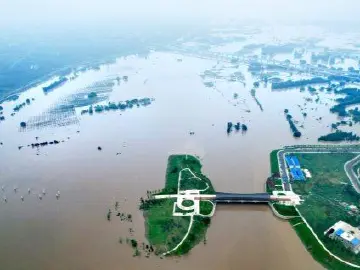 福州永泰一消防车被洪水冲走：6人获救2人牺牲 1人仍在搜救中