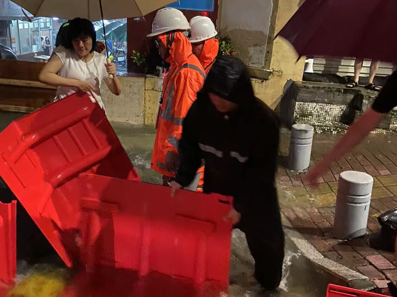 连夜坚守易涝点，及时救援居民，龙岗南湾街道兵分两路救险