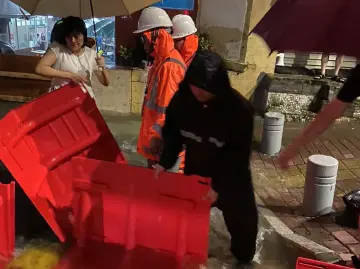 连夜坚守易涝点，及时救援居民，龙岗南湾街道兵分两路救险