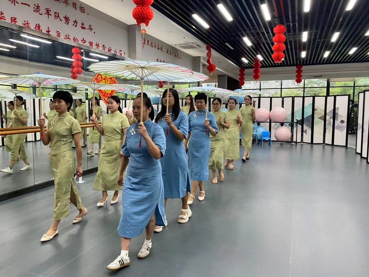 “点亮星火” 凤凰街道开展旗袍秀活动