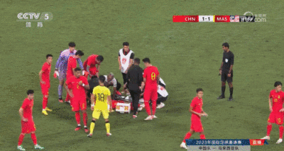 国足球员李帅严重受伤：脑震荡、颈椎受伤、多颗牙齿受损