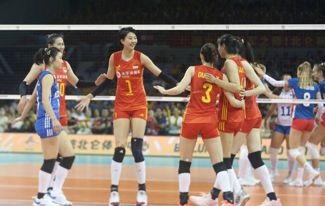 9月19日，中国队球员袁心玥（左三）与队友庆祝得分。新华社发