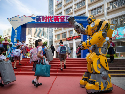 “大黄蜂”机器人欢迎新生入校，科技第一课阵阵惊喜