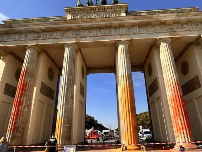 柏林突发！德国标志性建筑被遭喷涂彩色颜料