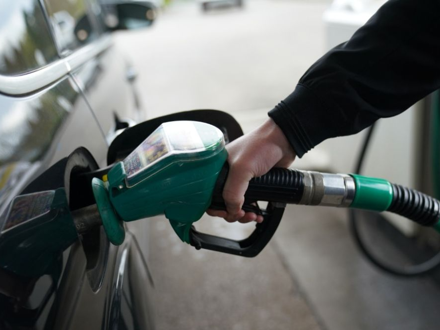 国内成品油价年内第十涨，加满一箱油将多花15元