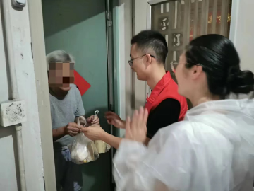 台风天独居老人吃饭怎么办？滨江社区组建“党员送餐队”风雨无阻上门送餐