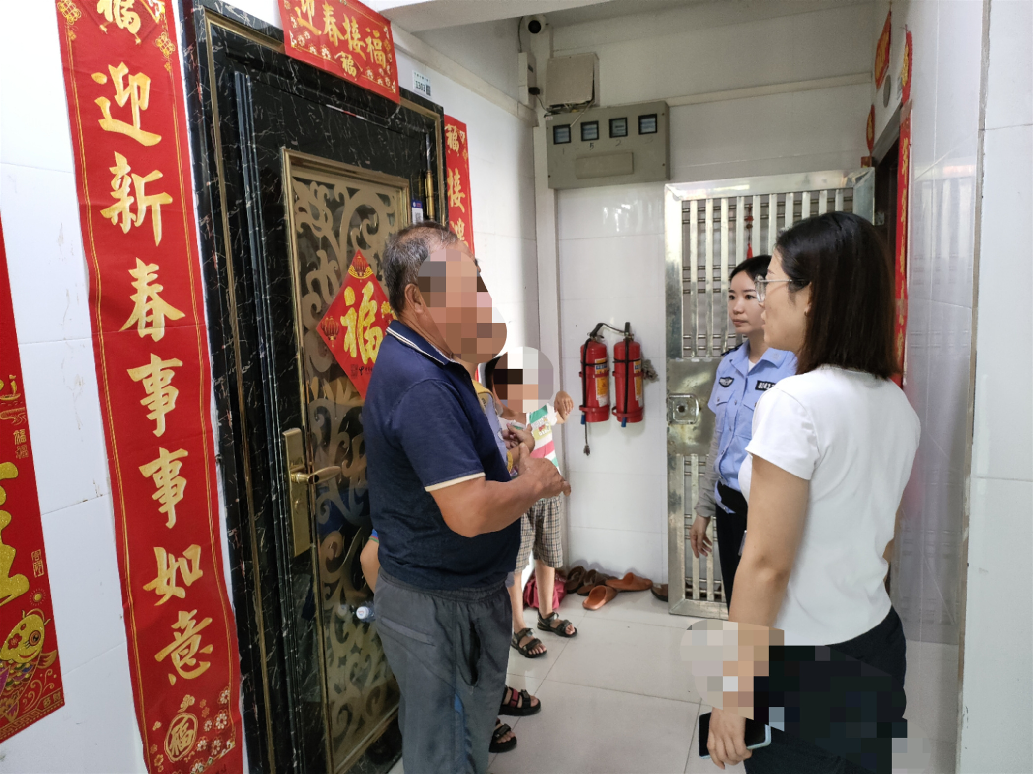 （光明，事太小）两娃“偷溜”出门玩耍 公明街道红色小分格上演“寻娃”记！