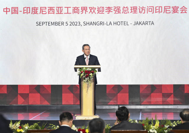 当地时间9月5日晚，国务院总理李强在雅加达出席中国—印度尼西亚工商界晚餐会并致辞。新华社记者 饶爱民 摄
