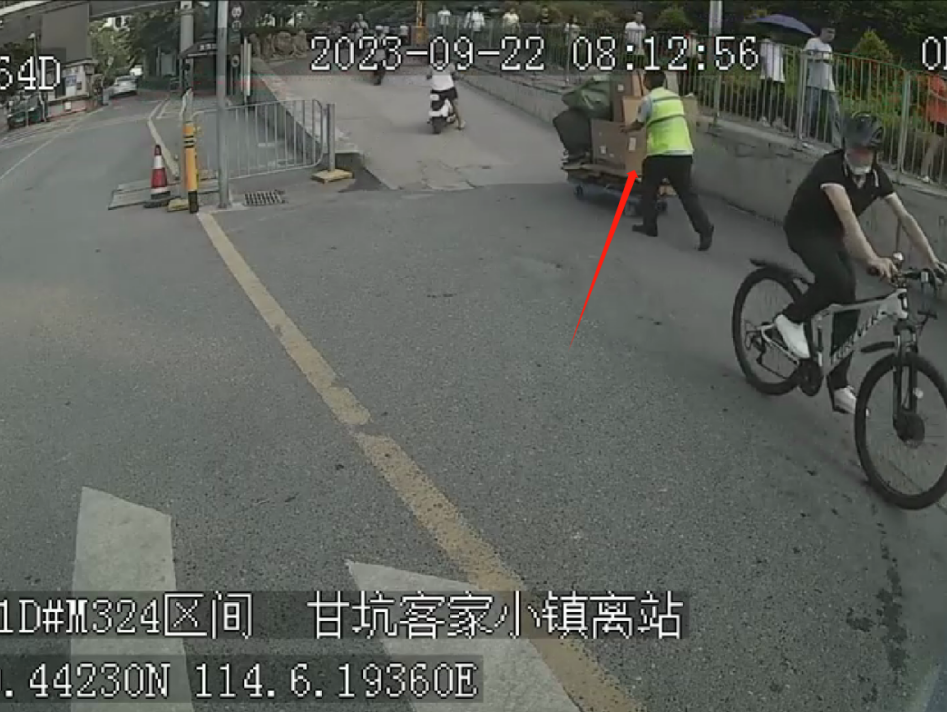 老人手推车爬坡正好爆胎，深圳公交驾驶员热心助一臂之力