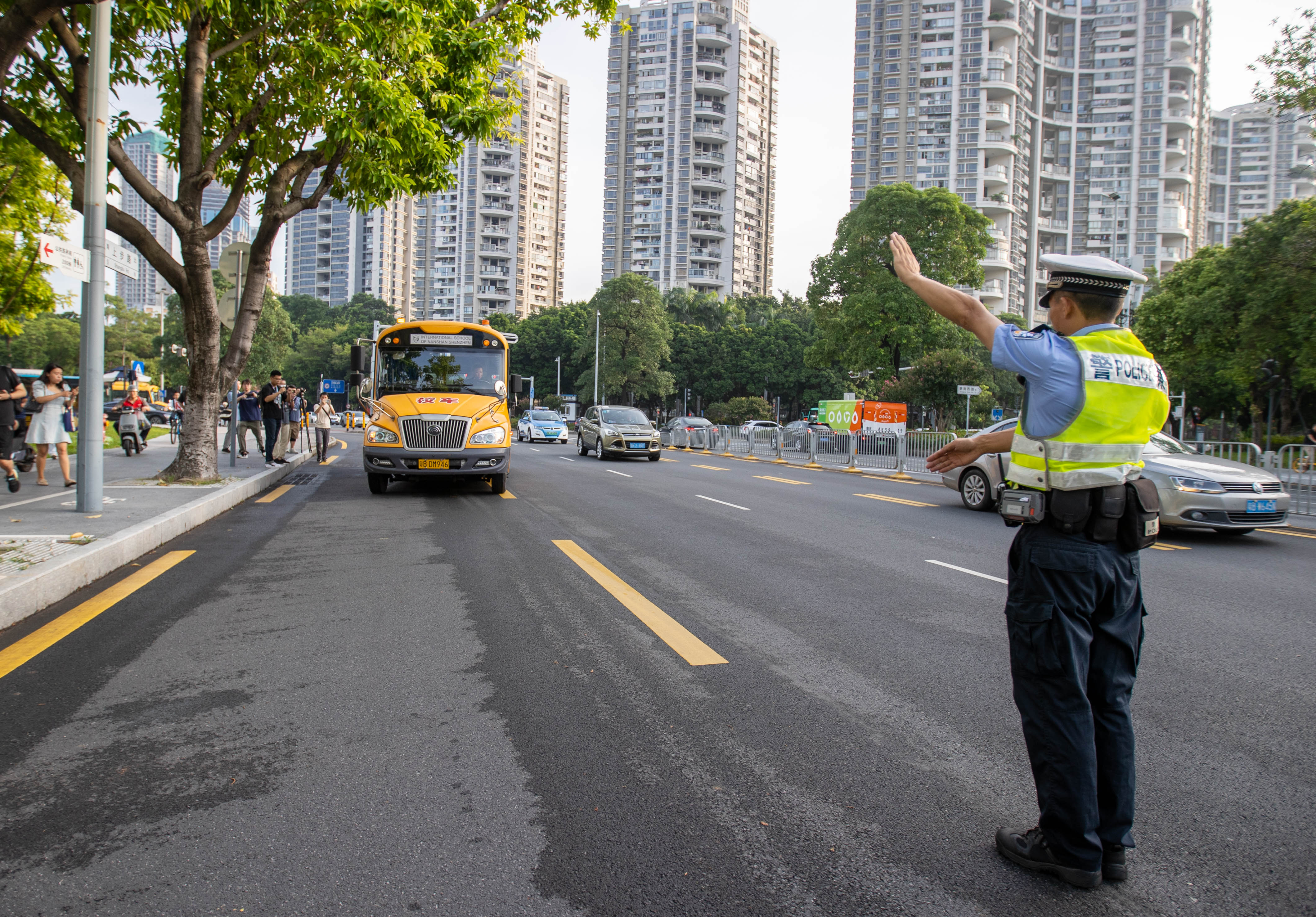 开学首日，深圳交警护航上学路